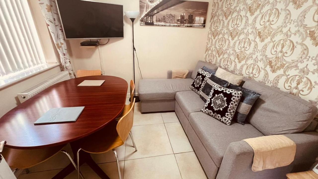 Richflo Holiday Rentals Манчестър Екстериор снимка